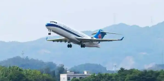 南航運(yùn)營(yíng)國(guó)產(chǎn)支線客機(jī)C909五周年 旅客運(yùn)輸量累計(jì)超過(guò)440萬(wàn)人次