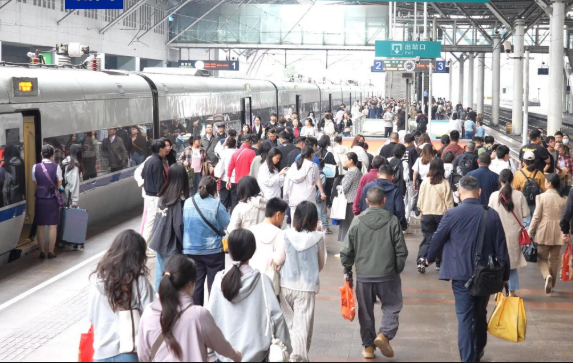 上半年全國鐵路發(fā)送旅客22.4億人次 創(chuàng)歷史同期新高