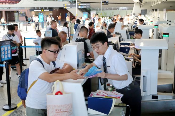 南航北京樞紐暑運(yùn)半月客貨兩旺 服務(wù)升級(jí)護(hù)航出行