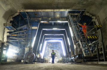 我國最長(zhǎng)地鐵環(huán)線穿越長(zhǎng)江隧道貫通