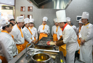 教室和燒烤“擦出火花”職業(yè)教育更“接地氣”