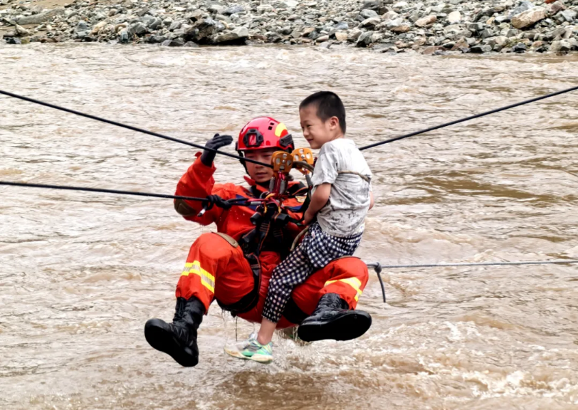 國(guó)家消防救援局機(jī)動(dòng)支隊(duì)特勤尖兵架起生命通道 繩索系統(tǒng)轉(zhuǎn)運(yùn)患病女童