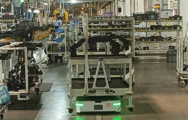 陜汽首款潛伏舉升式自動導(dǎo)引車正式投用