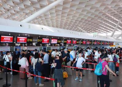 暑運(yùn)過半 鄭州機(jī)場旅客吞吐量超270萬人次