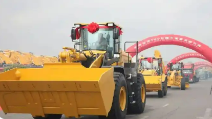 為全球市場提供“中國方案” 山東臨工首批300臺設(shè)備揚帆非洲 