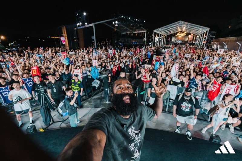 國(guó)際球星來華引爆“足籃盛夏”，解碼阿迪達(dá)斯助力中國(guó)體育事業(yè)的長(zhǎng)效邏輯