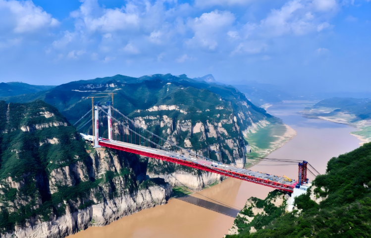 世界首座地錨式回轉(zhuǎn)纜懸索橋——濟新黃河大橋貫通