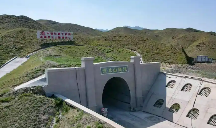 我國(guó)首條穿越賀蘭山鐵路隧道全隧貫通