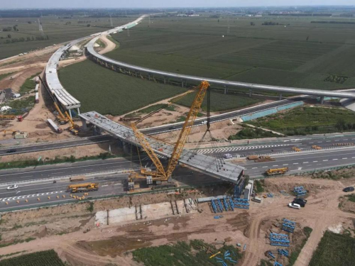 中交三航局長修高速項目最重節(jié)段鋼箱梁完成吊裝