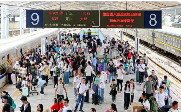 鐵路暑運(yùn)累計發(fā)送旅客7.44億人次