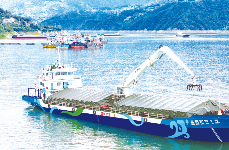 我國首艘內(nèi)河純電動清漂轉運船完成試航交付