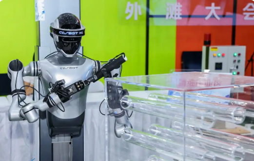 巡檢、救援、爆破　機(jī)器人加速“上崗”——從外灘大會看人工智能產(chǎn)業(yè)新應(yīng)用