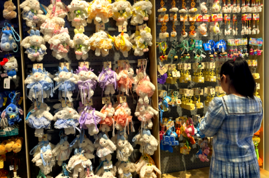 小掛件撬起大生意 “包掛經(jīng)濟(jì)”成消費(fèi)新熱點(diǎn)