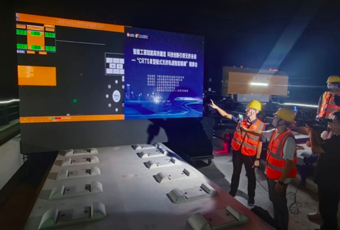 國(guó)際領(lǐng)先！山東鐵投集團(tuán)無(wú)砟軌道智能精調(diào)機(jī)器人亮相