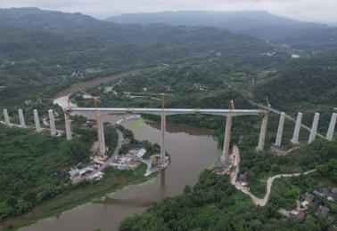 全長(zhǎng)1796米 渝萬(wàn)高鐵五步河雙線(xiàn)特大橋合龍