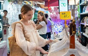 離境退稅持續(xù)激發(fā)入境旅客消費(fèi)潛力  盡享“中國(guó)游” 愛上“中國(guó)購(gòu)”