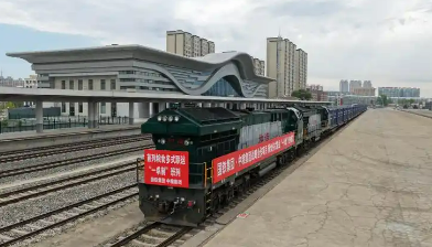“北糧南運(yùn)”集港實(shí)現(xiàn)高效運(yùn)輸 中糧集團(tuán)新產(chǎn)季糧食集港班列首發(fā)