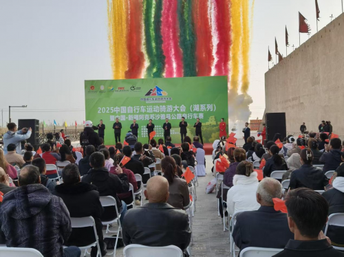 國內(nèi)外騎手云集“胡楊之城”  沙雅縣公路自行車賽火熱開賽