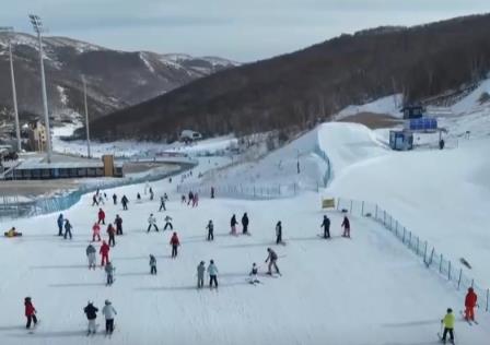 一季到四季；小眾到大眾！創(chuàng)新重構(gòu)冰雪產(chǎn)業(yè)鏈 冰雪消費(fèi)釋放新增長(zhǎng)點(diǎn)