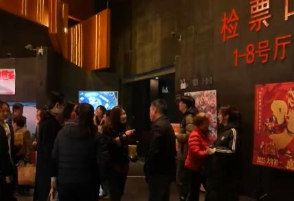 創(chuàng)新服務(wù)讓“觀影流量”變“消費(fèi)留量” “電影+”多元跨界催生千億級消費(fèi)大市場