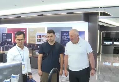 廣交會(huì)“圈粉”全球客商 多家企業(yè)迎外商“探廠(chǎng)”洽談熱