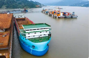 全球最大內(nèi)河萬噸級純電動運輸船在湖北宜昌下水