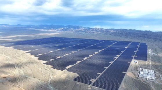 國(guó)家管網(wǎng)集團(tuán)首個(gè)地面集中式大型光伏發(fā)電項(xiàng)目在新疆并網(wǎng)