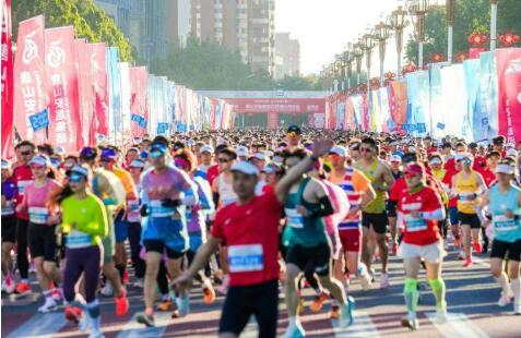 跑出熱愛(ài)！361°攜手唐馬見(jiàn)證四冠誕生，專業(yè)科技賦能城市奔跑精神