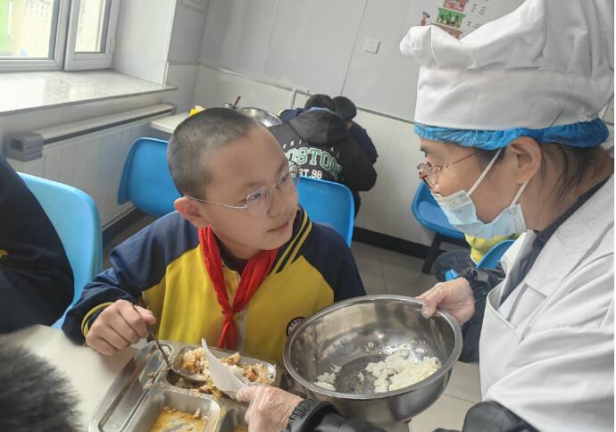 創(chuàng)新“媽媽管理模式” 黑龍江省富裕縣逸夫小學(xué)食堂贏得好評(píng)