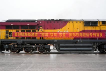 西部陸海新通道“柳州—?dú)J州—東盟”鐵海聯(lián)運(yùn)專列首發(fā)