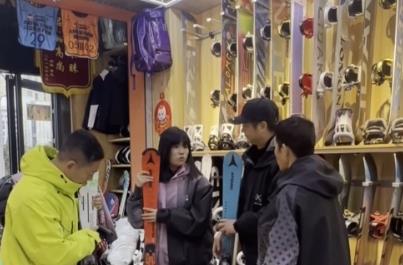 新雪季“開板”點(diǎn)燃冰雪消費(fèi)熱潮 “冷資源”變成經(jīng)濟(jì)發(fā)展“熱動(dòng)力”