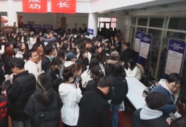 @高校畢業(yè)生，就業(yè)“大禮包”請(qǐng)查收！2025年秋招這幾類人才成“香餑餑”↓