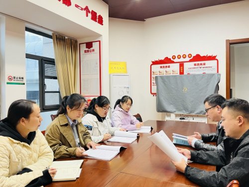 秋深暖意至 服務(wù)相伴行