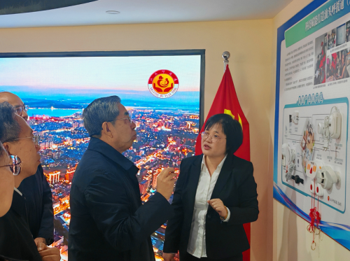 全國政協(xié)常委馬建堂蒞臨龍湖調(diào)研“呼援通”智慧養(yǎng)老新模式