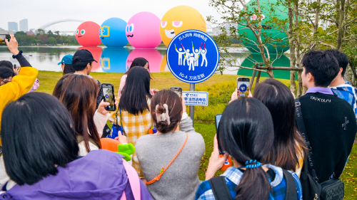 上海電信數(shù)字城市指示牌里的，是智惠城市的美好生活圖景