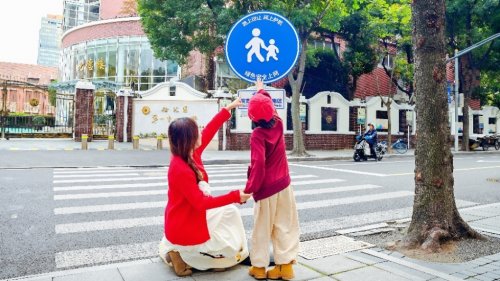 上海電信數(shù)字城市指示牌里的，是智惠城市的美好生活圖景