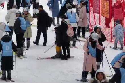 “增設雪假+惠民政策+特色景觀”掀起冰雪新熱潮 “滑”出消費新“動”力