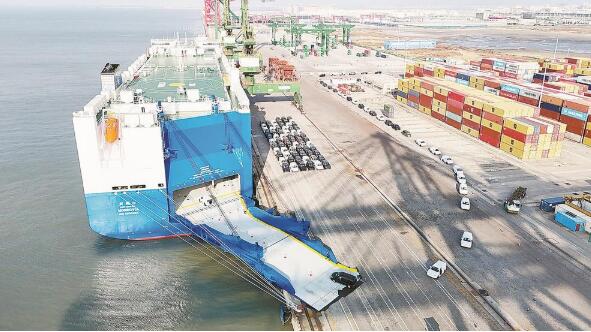 “褔建造”巨輪裝載“福建造”汽車出海