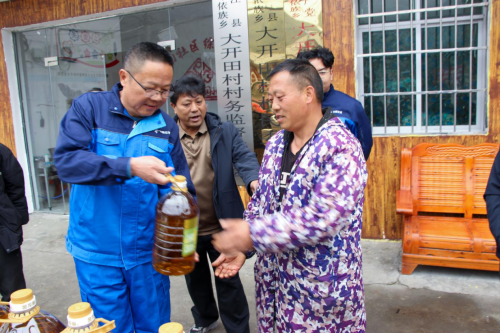 中交路建貴都擴(kuò)容工程黨支部深入鄉(xiāng)村送溫暖真情幫扶獨(dú)居低保戶