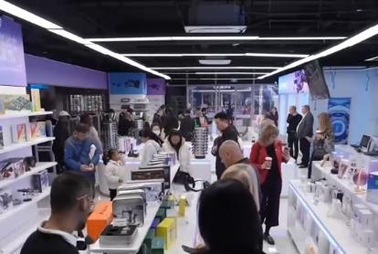 來(lái)華“淘好物”火爆出圈 外國(guó)游客“購(gòu)物車(chē)”凸顯“中國(guó)制造”全球競(jìng)爭(zhēng)力