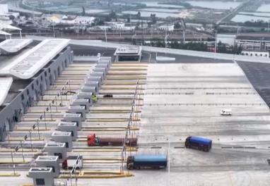 封關(guān)倒計時！“港口+查驗場”協(xié)同運作現(xiàn)代化物流助力海南自貿(mào)港貨物高效離島