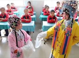 把熱度變?yōu)闊釔?做好中小學戲劇教育