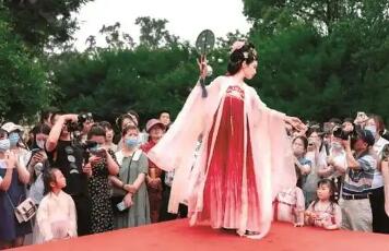 破解同質(zhì)化瓶頸 國潮服飾開辟消費(fèi)新藍(lán)海