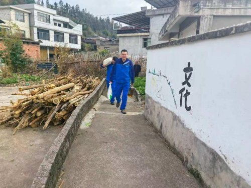 “中交真情溫暖寒冬”丨中交路建貴都擴(kuò)容工程開展“暖送昌明困難戶 情牽民生顯擔(dān)當(dāng)”幫扶活動