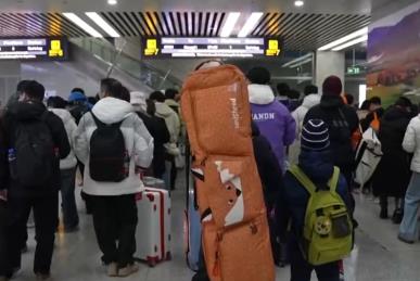 全方位便利舉措“組合拳”服務(wù)冰雪游 方便雪友出行實(shí)現(xiàn)下車即轉(zhuǎn)乘無縫銜接