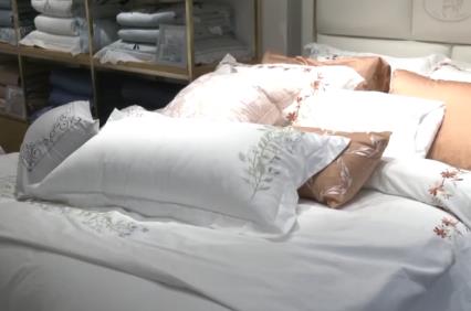 “暖消費(fèi)”悄然升溫 “國(guó)風(fēng)”款走俏家紡市場(chǎng)產(chǎn)銷兩旺