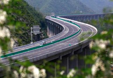 通車?yán)锍掏黄?萬公里 河南為何“瘋狂”修高速