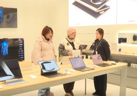 惠民“大禮包”點(diǎn)燃消費(fèi)熱情 “政府補(bǔ)貼+企業(yè)讓利”吹動消費(fèi)市場“一池春水”