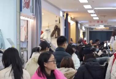 國潮點(diǎn)亮“年經(jīng)濟(jì)”服裝消費(fèi)熱力足 “新中式”走俏馬年主題配飾熱銷