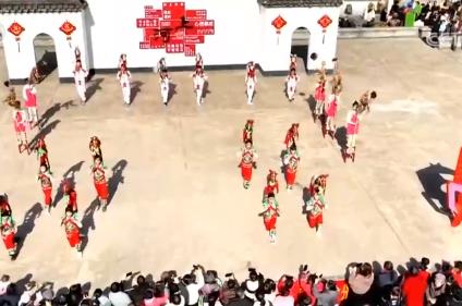 新年伊始消費(fèi)升溫年貨市集火熱 “頂流”美食滿足味蕾活躍經(jīng)濟(jì)